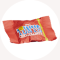 Et rødt godteri fra Tony's Chocolonely med gult klistremerke.