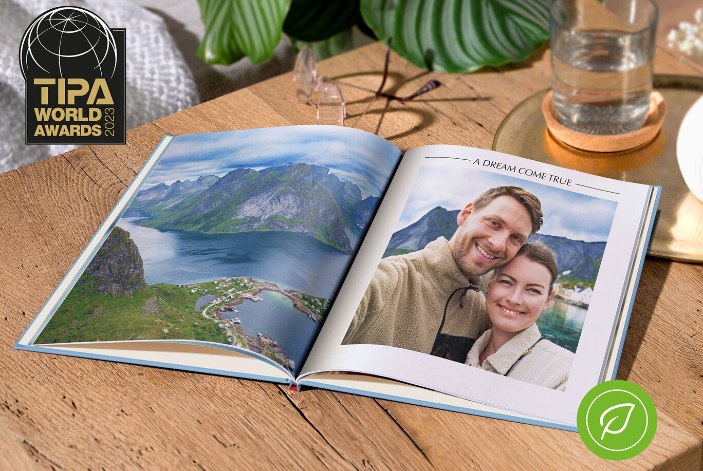 En åpen CEWE fotobok viser et fantastisk landskap og en vakker hukommelse av to personer.