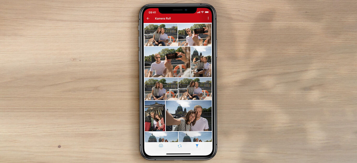 En smarttelefon skjerm viser forskjellige bilder av glade mennesker på en solfylt dag.